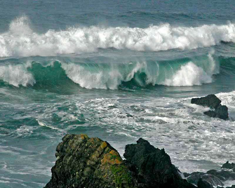 Waves breaking close to rocks
