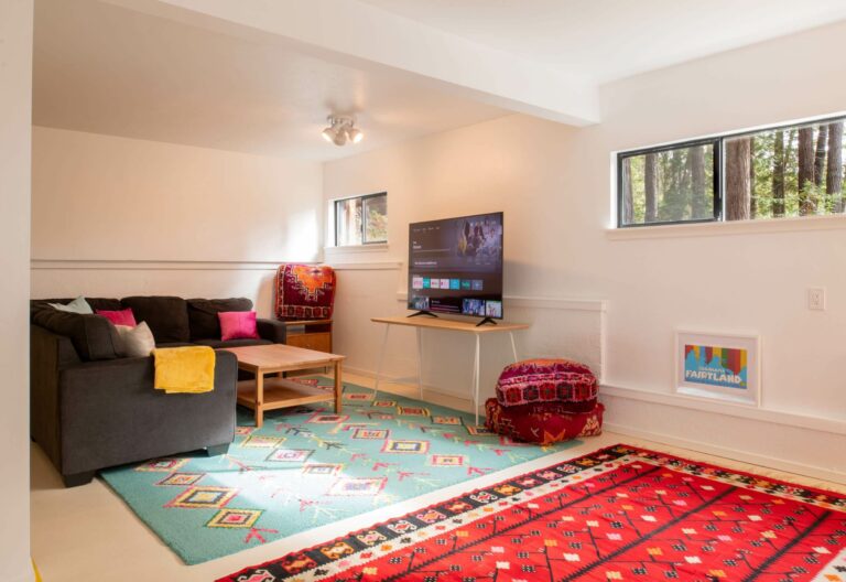Sea Pony - 1st floor bright TV room with colorful carpet and large sofa