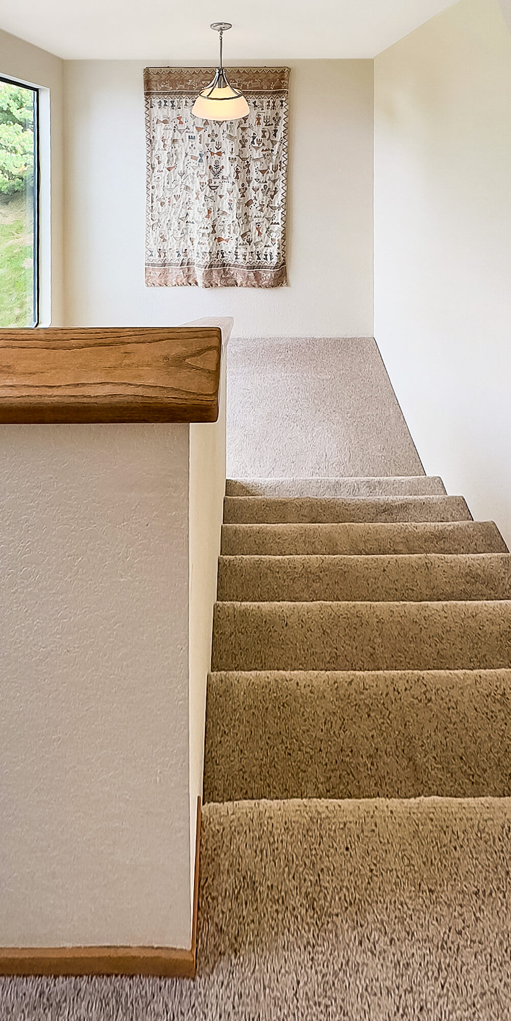 Mare Vista: bright carpeted stairway down to 1st floor