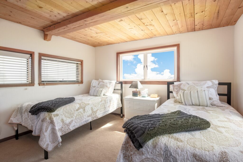 Cove Overlook: loft bedroom with two twin beds
